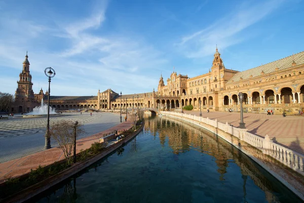 Sewilla Hiszpania Stycznia 2014 Turyści Spacerujący Hiszpańskim Placu Znajdującym Się — Zdjęcie stockowe
