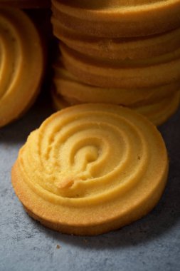 Taş bir masada tereyağlı kurabiye..