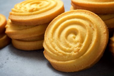 Taş bir masada tereyağlı kurabiye..