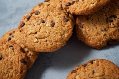 Taş bir masada çikolatalı kurabiyeler.