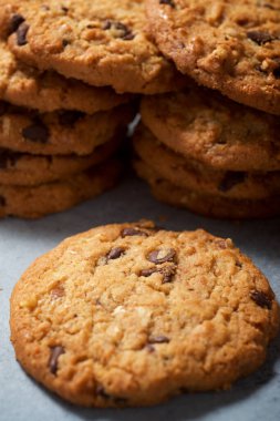 Taş bir masada çikolatalı kurabiyeler.