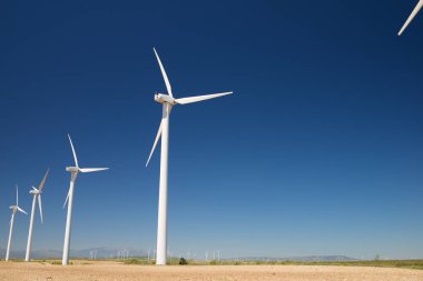 Elektrik üretimi için rüzgar türbinleri, Zaragoza ili, İspanya Aragon.