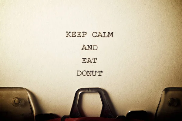 保持冷静 吃用打字机写的甜甜圈文本 — 图库照片