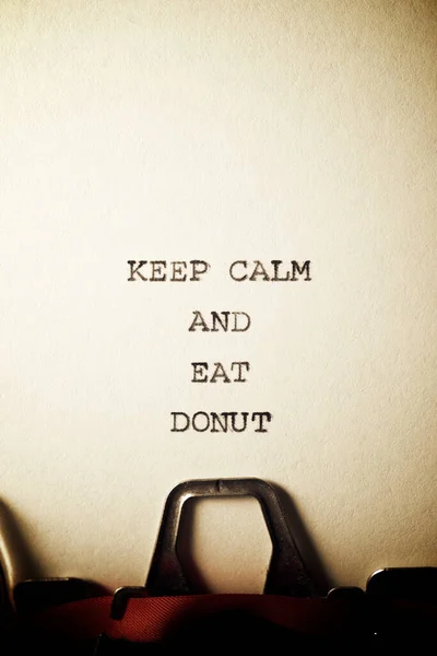 침착성을 유지하고 타자기로 글씨를 도넛을 먹으라 — 스톡 사진