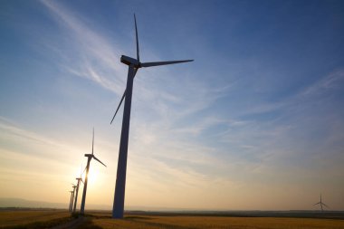 Elektrik üretimi için rüzgar türbinleri, Zaragoza ili, İspanya Aragon.