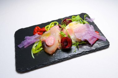 Tepside sunulmuş badem kremalı ton balığı salatası..