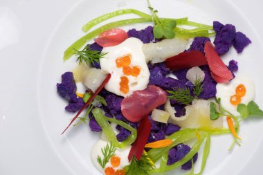 Beyaz tabakta Rus salatası..