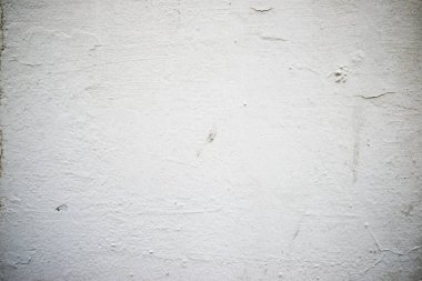 Eski bir duvarın önü.