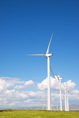 Elektrik üretimi için yel değirmenleri, Zaragoza Eyaleti, İspanya Aragon.