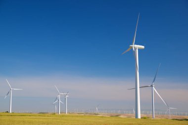 Elektrik üretimi için rüzgar türbinleri, Zaragoza ili, İspanya Aragon.