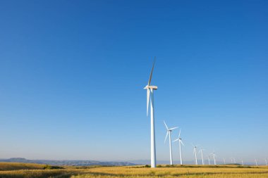 Elektrik üretimi için rüzgar türbinleri, Zaragoza ili, İspanya Aragon.