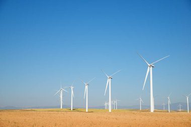 Elektrik üretimi için rüzgar türbinleri, Zaragoza ili, İspanya Aragon.