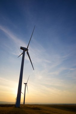 Elektrik üretimi için rüzgar türbinleri, Zaragoza ili, İspanya Aragon.