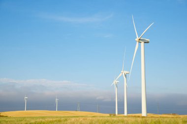 Elektrik üretimi için rüzgar türbinleri, Zaragoza ili, İspanya Aragon.