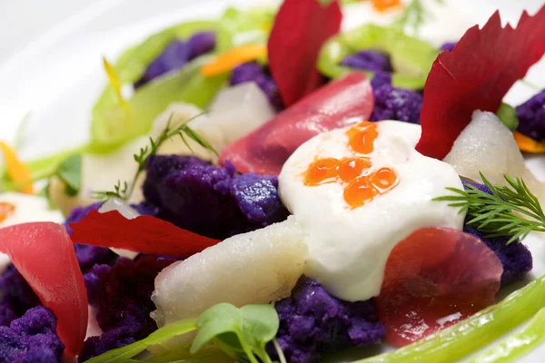 Russischer Salat Auf Weißem Teller — Stockfoto