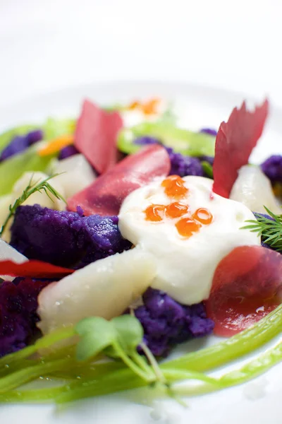 Russischer Salat Auf Weißem Teller — Stockfoto