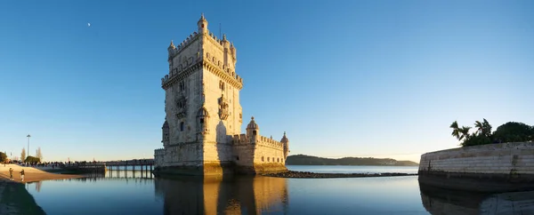 Lisabon Portugalsko Prosince 2014 Turisté Navštíví Slavnou Věž Belem — Stock fotografie