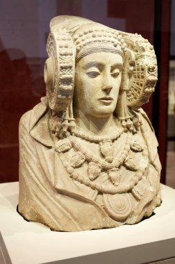 Madrid, İspanya - 15 Haziran 2014: Ulusal Arkeoloji Müzesinde Dama de Elche olarak adlandırılan heykel
