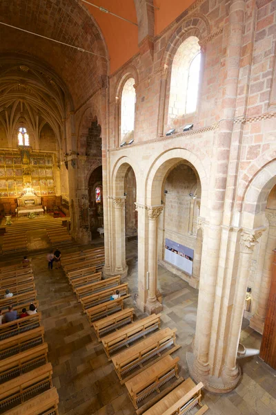 スペイン レオン2017年6月27日 イシドロ大聖堂で祈る氏子 — ストック写真
