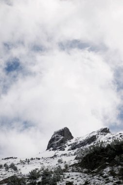 Karlı zirveleri Canfranc Vadisi, Pyrenees, Huesca, Aragon, İspanya.