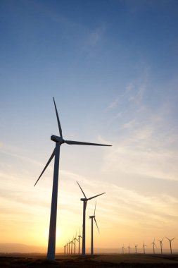 Elektrik üretimi için rüzgar türbinleri, Zaragoza ili, İspanya Aragon.