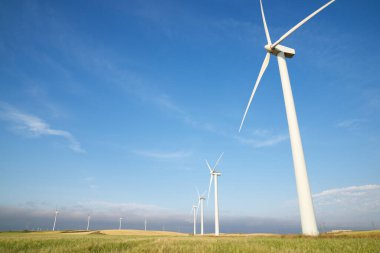 Elektrik üretimi için rüzgar türbinleri, Zaragoza ili, İspanya Aragon.