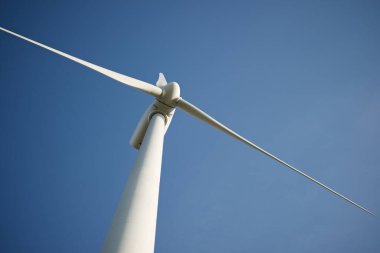 Elektrik üretimi için rüzgar türbini, Zaragoza ili, İspanya Aragon.