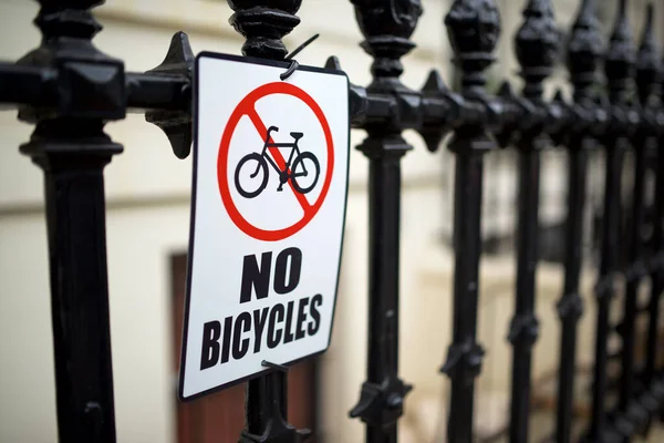 Londra Nın Merkezinde Çitlere Asılı Duran Bisikletlerin Park Edilmesinin Yasaklandığını — Stok fotoğraf