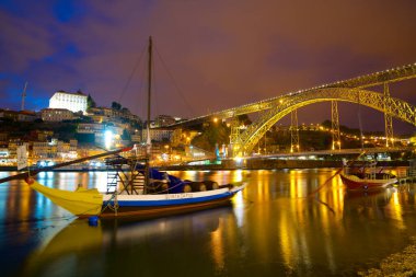 Porto, Portekiz - 28 Haziran 2017: limanda palamarla turist tekneleri.