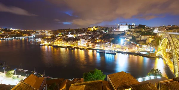 Porto Portugal Junio 2017 Barcos Turísticos Amarrados Puerto Famoso Puente —  Fotos de Stock