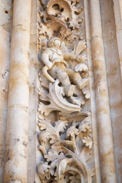 Salamanca Espanha Julho 2017 Homem Espaço Esculpido Fachada Catedral — Fotografia de Stock