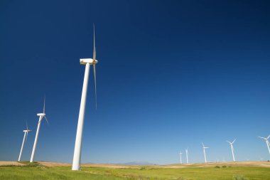 Elektrik üretimi için yel değirmenleri, Zaragoza Eyaleti, İspanya Aragon.