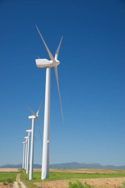 Elektrik üretimi için yel değirmenleri, Zaragoza Eyaleti, İspanya Aragon.