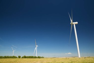 Elektrik üretimi için rüzgar türbinleri, Zaragoza ili, İspanya Aragon.