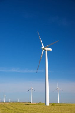 Elektrik üretimi için rüzgar türbinleri, Zaragoza ili, İspanya Aragon.