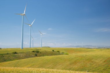 Elektrik üretimi için rüzgar türbinleri, Zaragoza ili, İspanya Aragon.