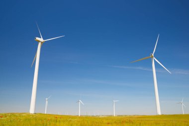 Elektrik üretimi için rüzgar türbinleri, Zaragoza ili, İspanya Aragon.