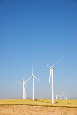 Elektrik üretimi için rüzgar türbinleri, Zaragoza ili, İspanya Aragon.
