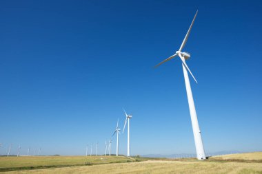 Elektrik üretimi için yel değirmenleri, Zaragoza Eyaleti, İspanya Aragon.