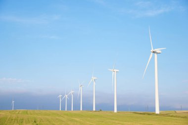 Elektrik üretimi için rüzgar türbinleri, Zaragoza ili, İspanya Aragon.