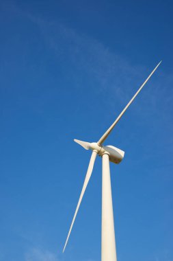 Elektrik üretimi için rüzgar türbini, Zaragoza ili, İspanya Aragon.