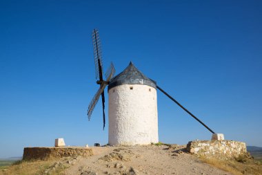 Consuegra 'daki yel değirmeni, Toledo Eyaleti, Castilla La Mancha, İspanya.