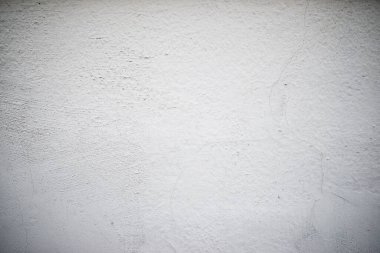 Eski bir duvarın önü.