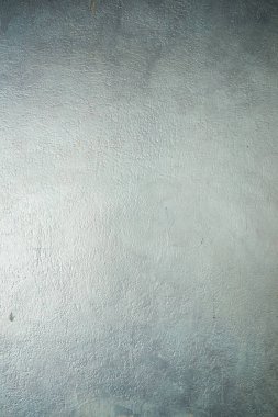 Eski bir duvarın önü.