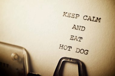 Sakin ol ve daktiloyla yazılmış sosisli sandviç metnini ye..