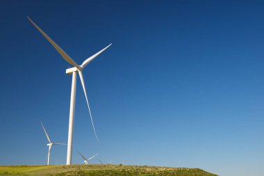 Elektrik üretimi için rüzgar türbinleri, Zaragoza ili, İspanya Aragon.