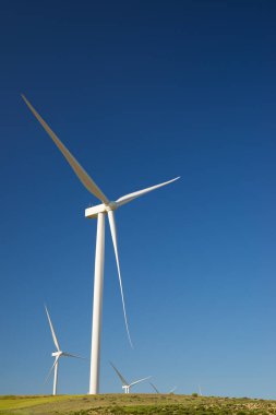 Elektrik üretimi için rüzgar türbinleri, Zaragoza ili, İspanya Aragon.