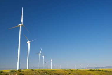 Elektrik üretimi için rüzgar türbinleri, Zaragoza ili, İspanya Aragon.