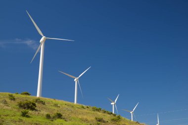 Elektrik üretimi için rüzgar türbinleri, Zaragoza ili, İspanya Aragon.