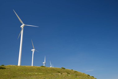 Elektrik üretimi için rüzgar türbinleri, Zaragoza ili, İspanya Aragon.